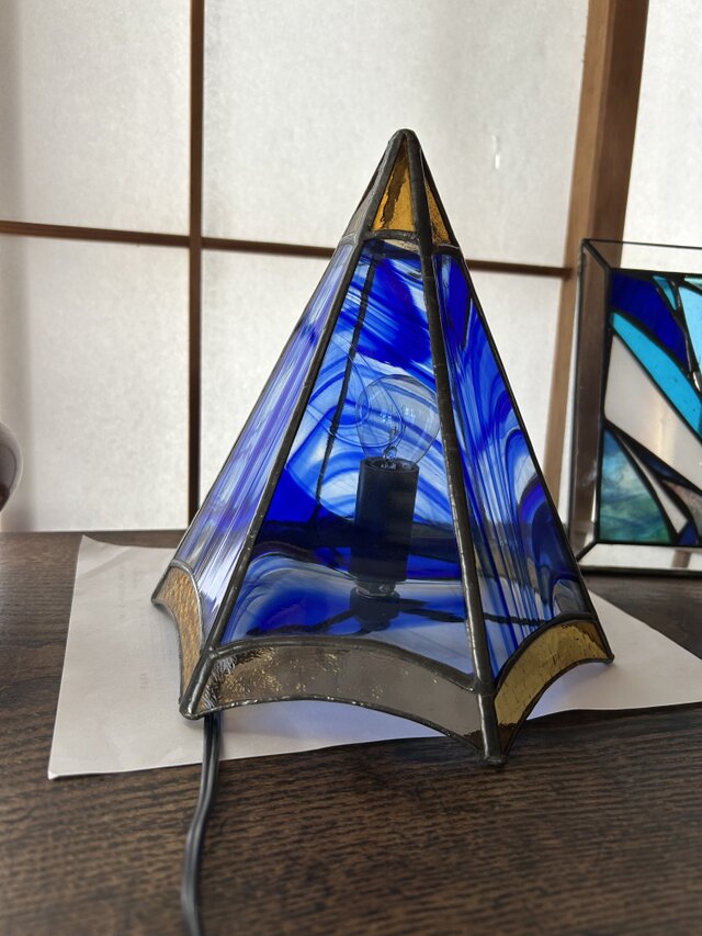 ガラス工芸/ステンドグラス【ステンドガラスのハウス型ライト/青い三角屋根と丸窓 青の雫玉ランプ ステンドグラス 照明 ランプ ペンダント | iichi 日々