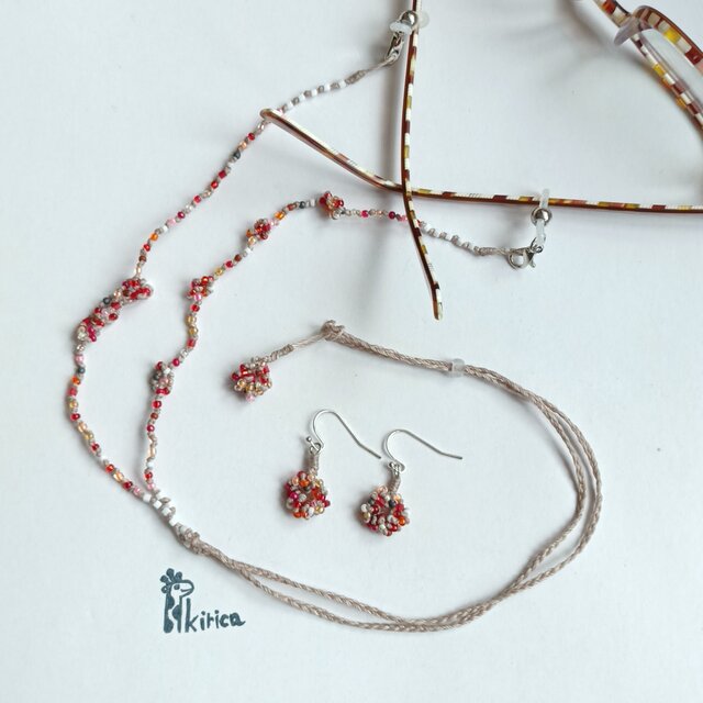 ☆赤い砂粒ビーズのネックレス・グラスホルダーとピアスのセット(#1197)