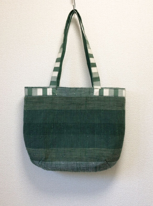 裂き織り　グリーンのタックショルダー