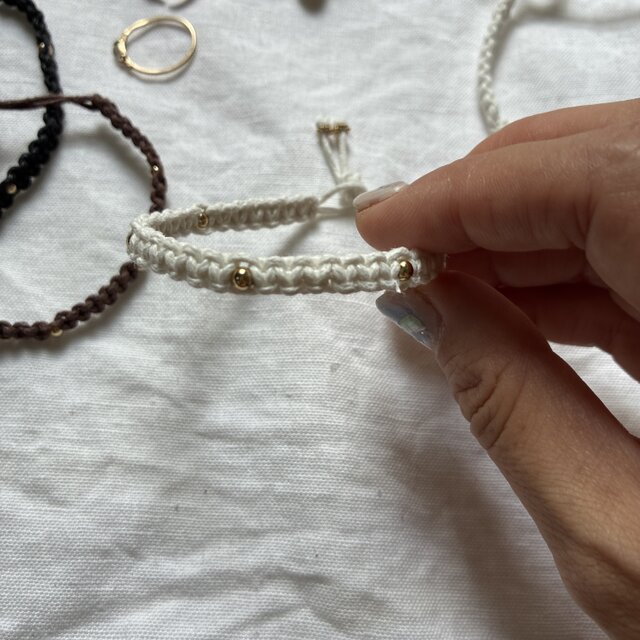 マクラメ編みのブレスレット ホワイト手首周り15.16cm | iichi 日々の