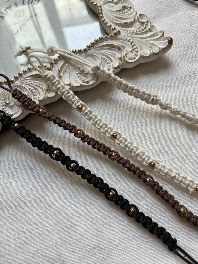 マクラメ編みのブレスレット ホワイト♡チャーム付 手首周り15.16cmの