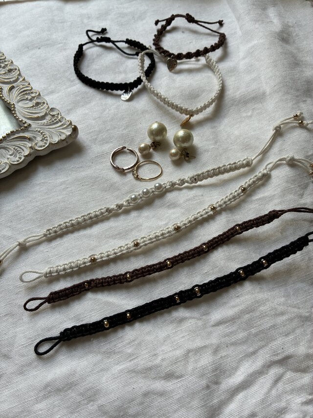 マクラメ編みのブレスレット ホワイト♡チャーム付 手首周り15.16cmの