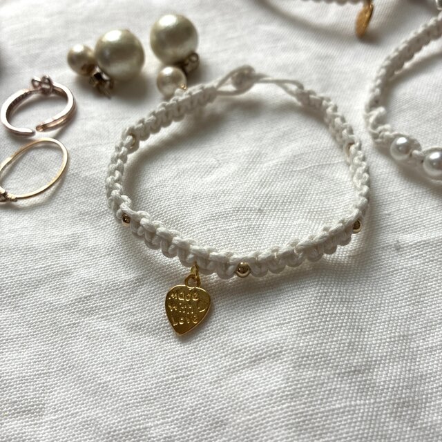 マクラメ編みのブレスレット ホワイト♡チャーム付 手首周り15.16cmのコピー