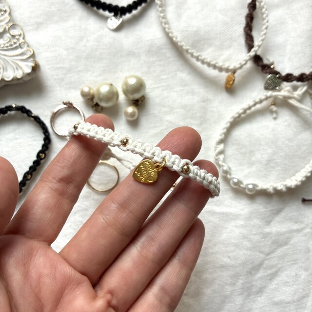 マクラメ編みのブレスレット ホワイト♡チャーム付 手首周り15.16cmの