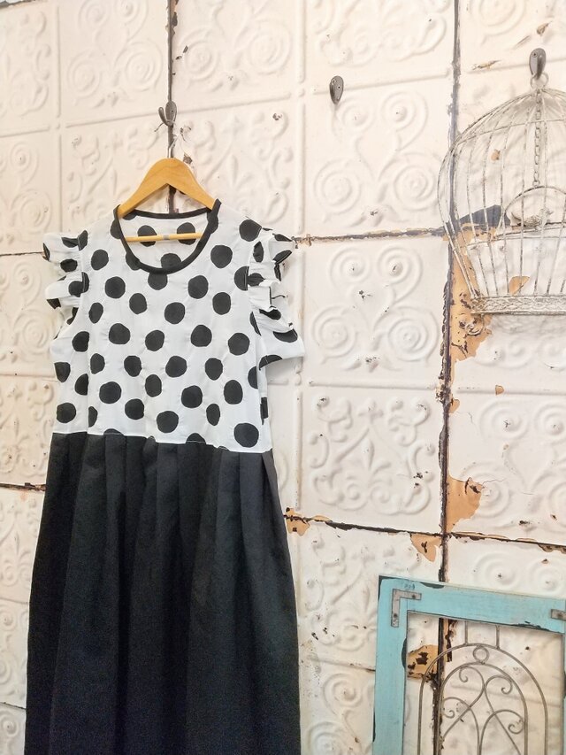 手描き風ドット塩縮加工のプチフリル袖ワンピース