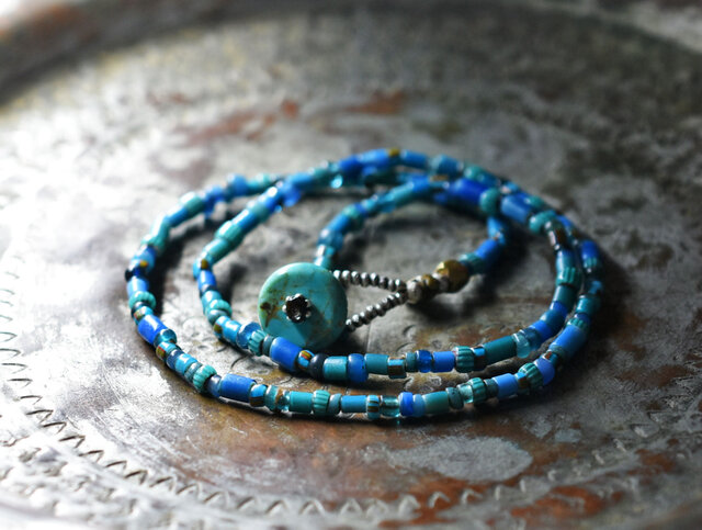 ホワイトハーツ、ターコイズ、シルバーのビーズネックレス ヴェネチアン アンティークビーズ ホワイトハーツ ターコイズ