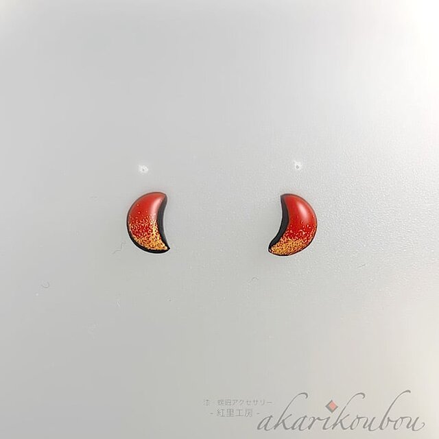 【Pt900】漆ピアス 小さい月モチーフ 朱漆塗り 純金蒔絵