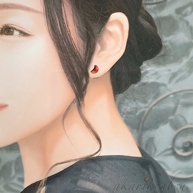 Pt900】漆ピアス 小さい月モチーフ 朱漆塗り 純金蒔絵 | iichi 日々の