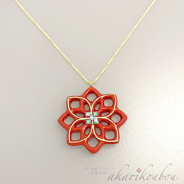 【14KGF】漆ペンダント 赤 螺鈿 純金箔 花モチーフ 朱漆 透かし彫り 漆アクセサリー