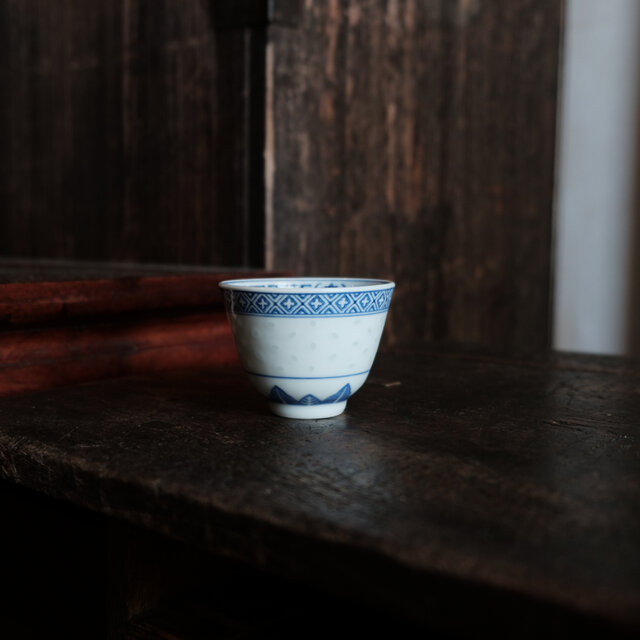 チャイナレトロで可愛い◇見込みに青花。中国景徳鎮 蛍焼染付猪口 茶杯
