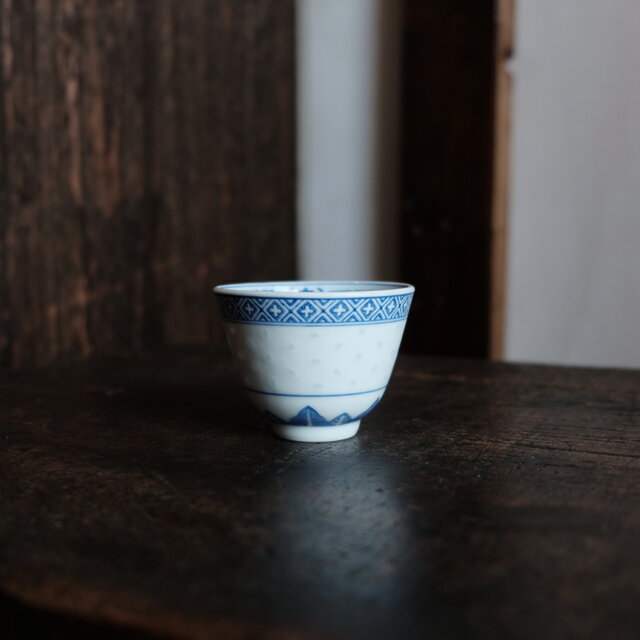 チャイナレトロで可愛い◇見込みに青花。中国景徳鎮 蛍焼染付猪口 茶杯
