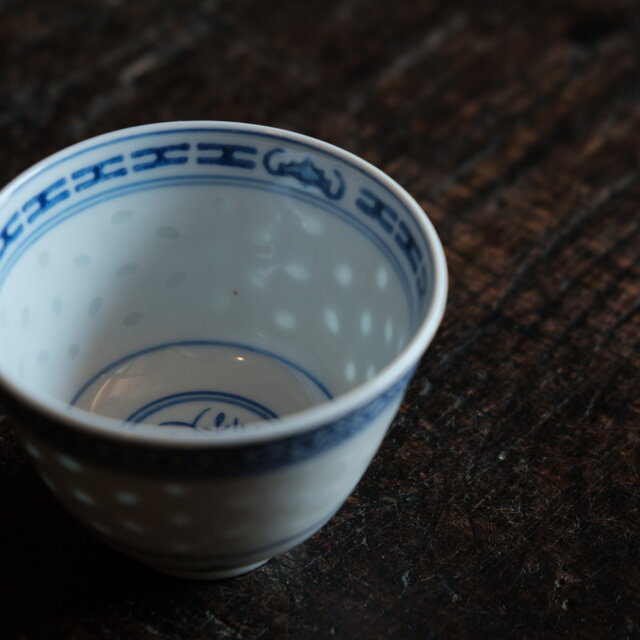 チャイナレトロで可愛い◇見込みに青花。中国景徳鎮 蛍焼染付猪口 茶杯