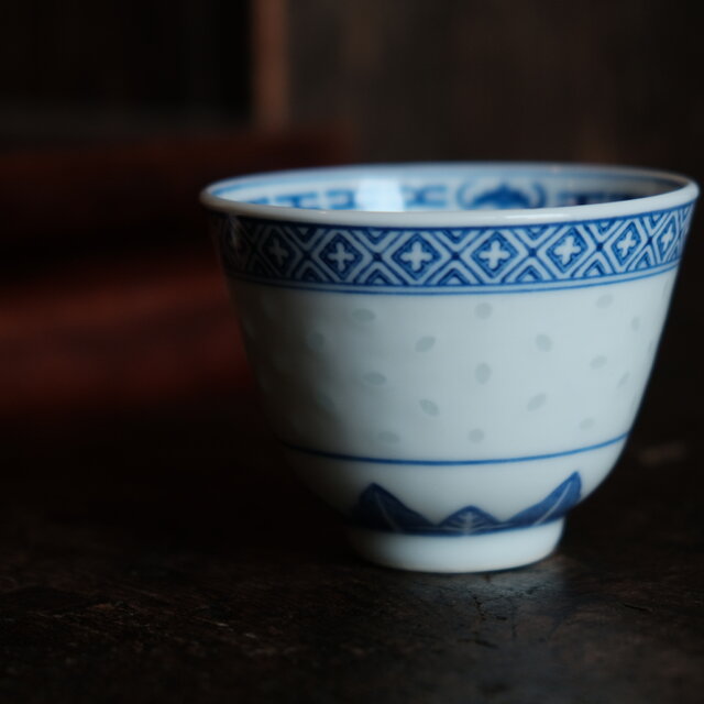 チャイナレトロで可愛い◇見込みに青花。中国景徳鎮 蛍焼染付猪口 茶杯