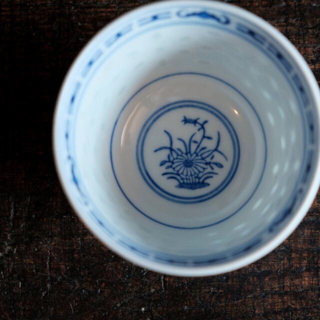 チャイナレトロで可愛い◇見込みに青花。中国景徳鎮 蛍焼染付猪口 茶杯