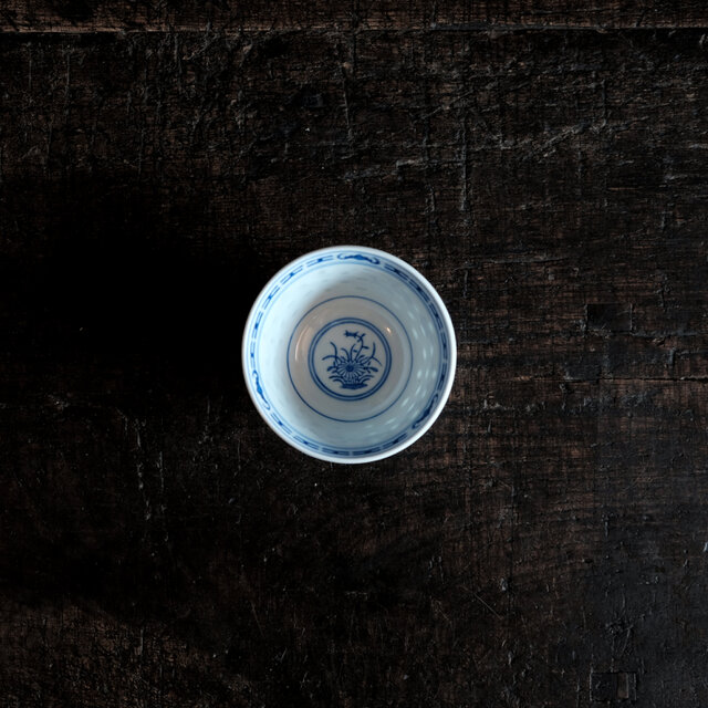 チャイナレトロで可愛い◇見込みに青花。中国景徳鎮 蛍焼染付猪口 茶杯