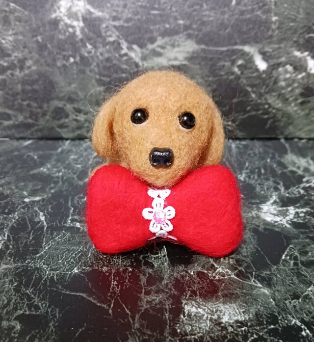 羊毛フェルトフワフワわんちゃん 赤いリボンクッション付き・ホール