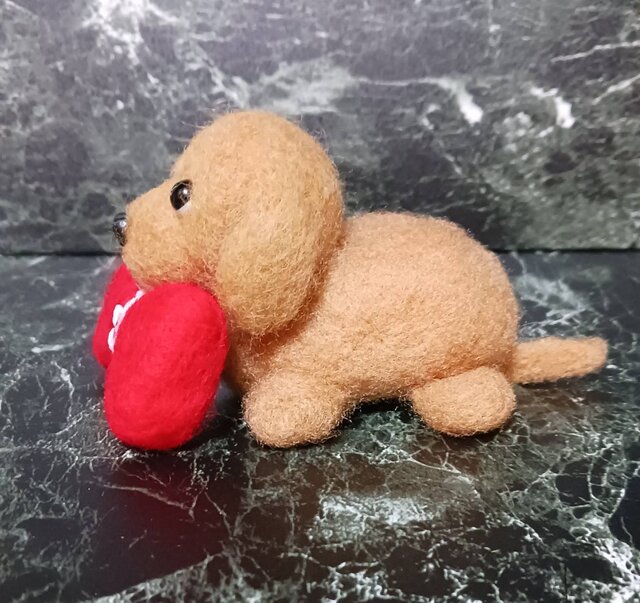 羊毛フェルトフワフワわんちゃん 赤いリボンクッション付き・ホール