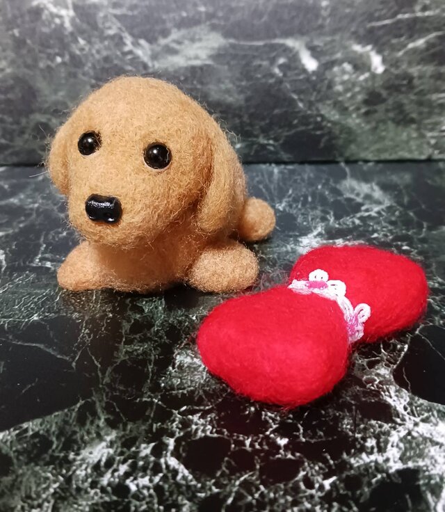 羊毛フェルトフワフワわんちゃん 赤いリボンクッション付き・ホール