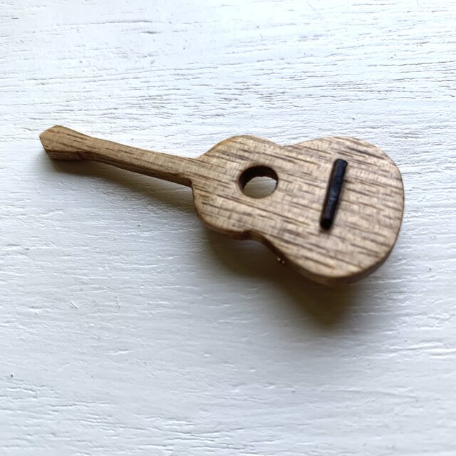 ギターブローチ