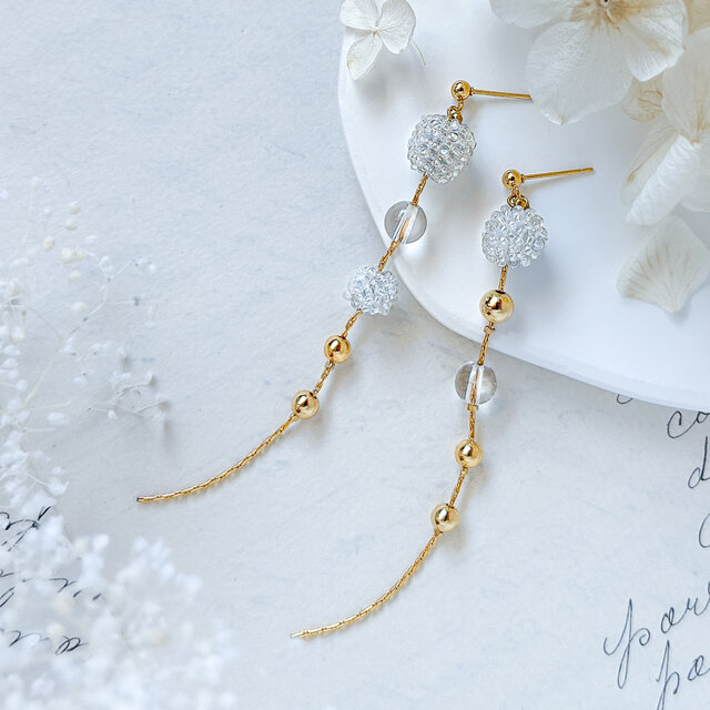 繊細なビーズボールに、クリスタルの透明感とゴールドの艶を重ねた