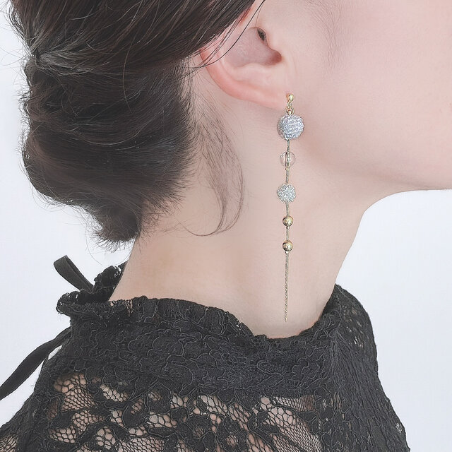 繊細なビーズボールに、クリスタルの透明感とゴールドの艶を重ねた