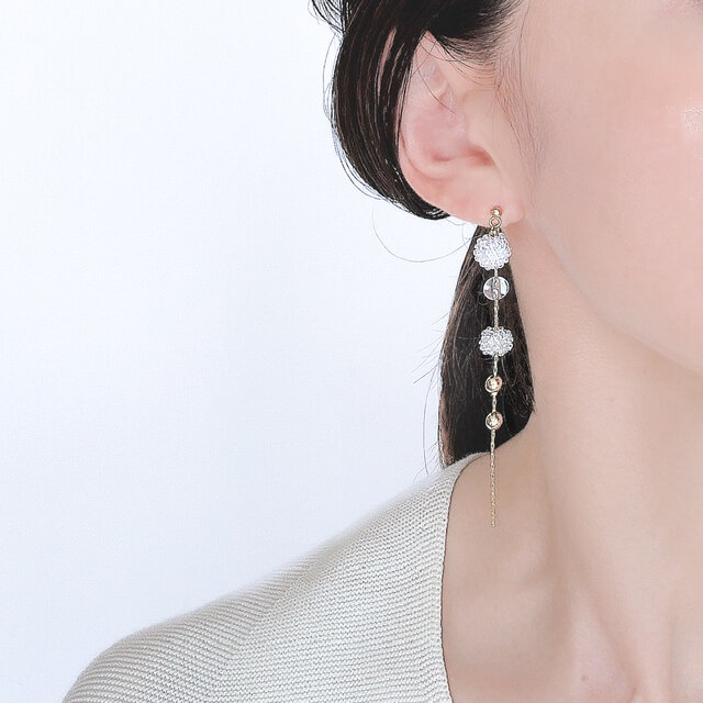 繊細なビーズボールに、クリスタルの透明感とゴールドの艶を重ねた