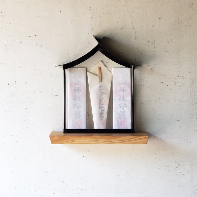 鍛鉄 の 神棚【 鉄 の 社 × ひのき  】 アイアン と 無垢材 ヒノキ のモダン 神棚 | 壁付け 神具 お札立て