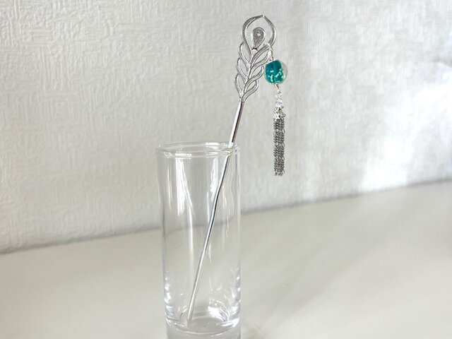 かんざし 孔雀の羽根と水色のとんぼ玉とチェーンタッセル シルバー 一