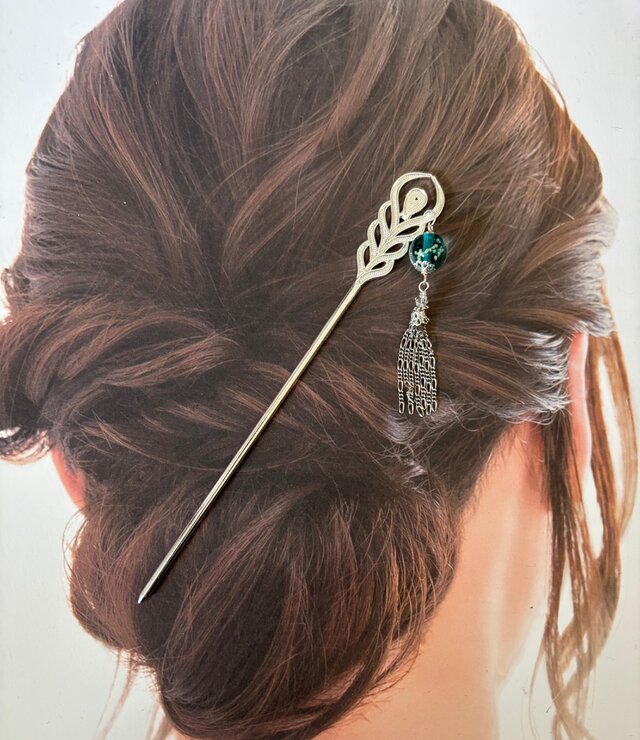 かんざし 孔雀の羽根と水色のとんぼ玉とチェーンタッセル シルバー 一