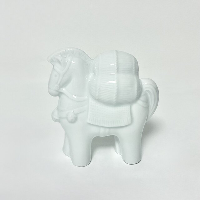 米俵を運ぶ馬のフィギュリン(高さ9cm)