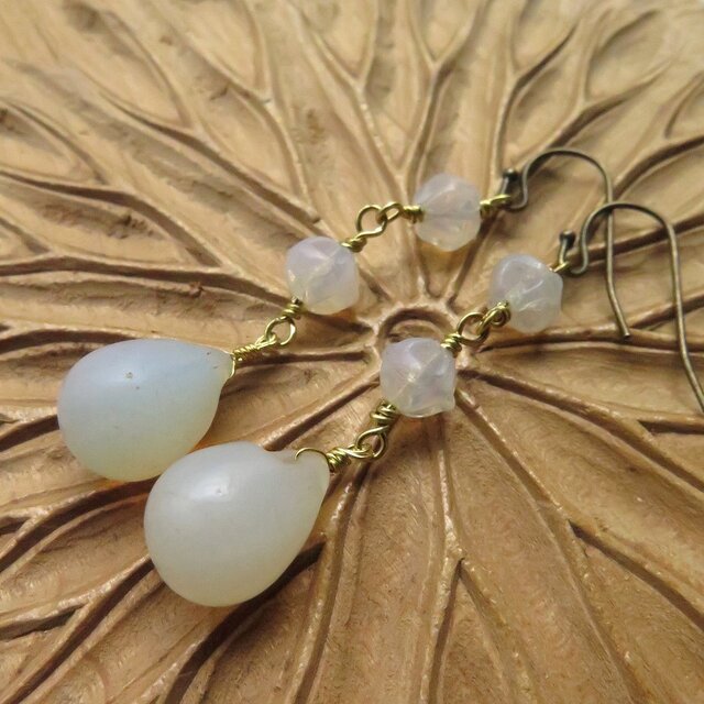 アンティーク ウェディングビーズ 雫 乳白 ＋ ボヘミアンビーズ ピアス