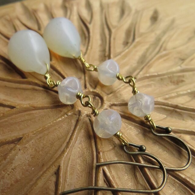 アンティーク ウェディングビーズ 雫 乳白 ＋ ボヘミアンビーズ ピアス