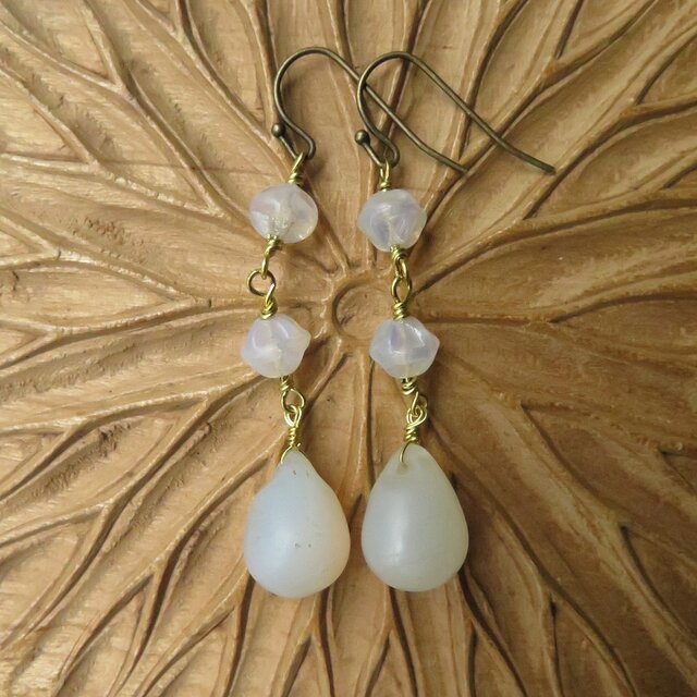 アンティーク ウェディングビーズ 雫 乳白 ＋ ボヘミアンビーズ ピアス