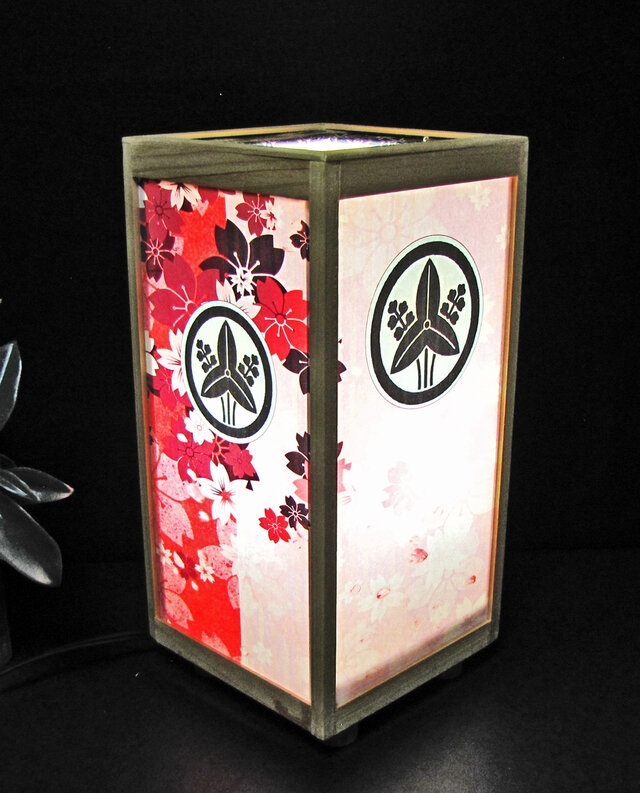 ◆家紋の宿り木=「丸に沢潟」（家紋変更可）／至福の明り・心温まるひととき／LED昼白色･桧枠造・フイルム加工・軽量／