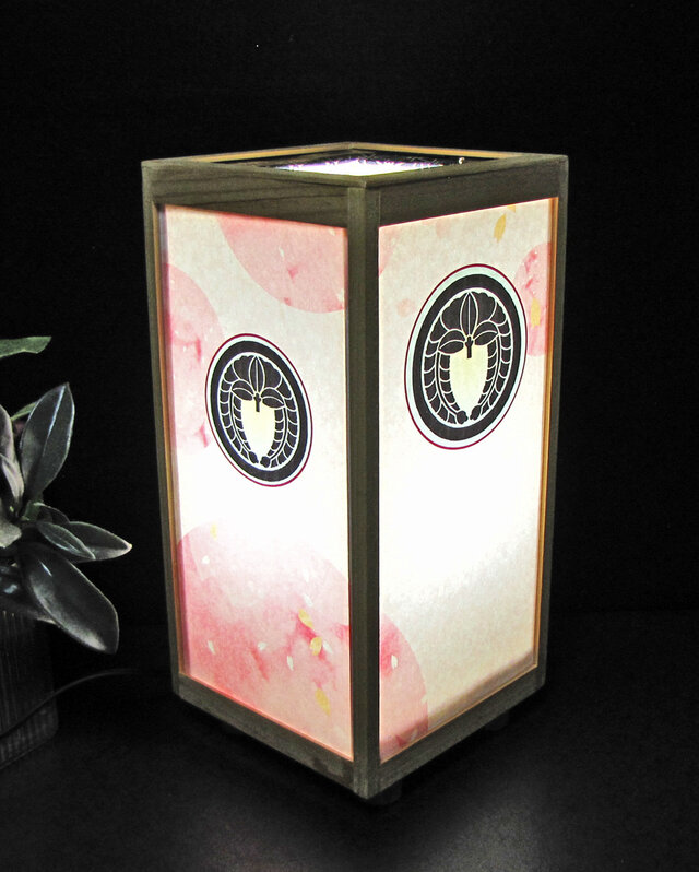 ◆家紋の宿り木=「丸に下り藤」（家紋変更可）／至福の明り・心温まるひととき／LED昼白色･桧枠造・フイルム加工・軽量／