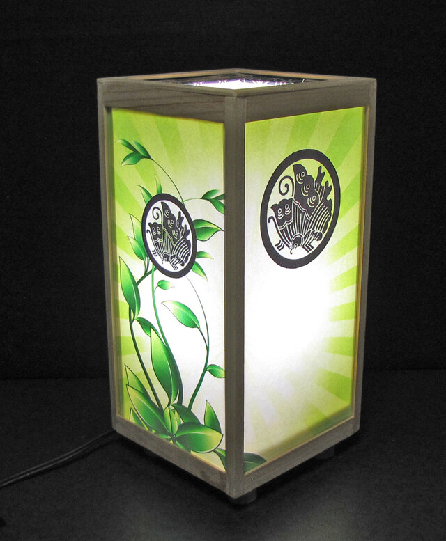 ◆家紋の宿り木=「丸に揚羽蝶」（家紋変更可）／至福の明り・心温まるひととき／LED昼白色･桧枠造・フイルム加工・軽量／