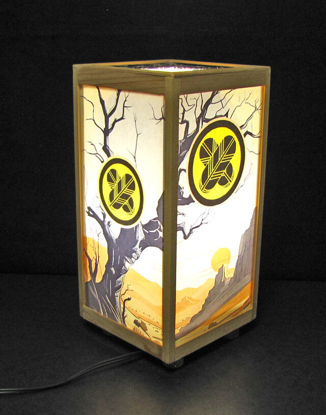 ◆家紋の宿り木=「丸に違い鷹の羽」（家紋変更可）／至福の明り・心温まるひととき／LED昼白色･桧枠造・フイルム加工・軽量／