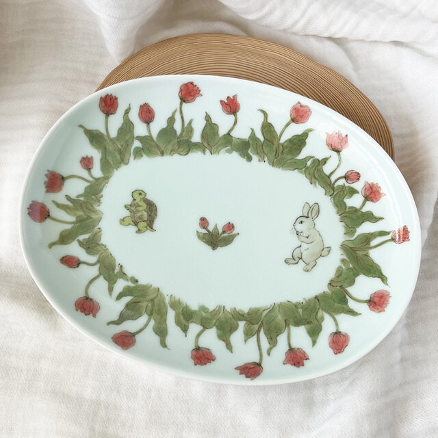 チコロット❤️すべて手描き❤️染付け❤️小判型❤️だ円皿❤️メイン皿❤️可愛い❤️童話❤️うさぎとかめ❤️チューリップ