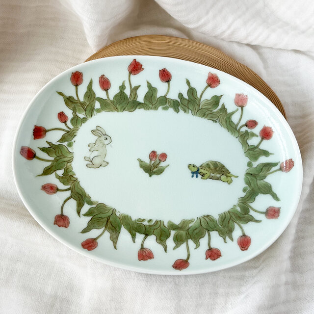 チコロット❤️すべて手描き❤️染付け❤️小判型❤️だ円皿❤️メイン皿❤️可愛い❤️童話❤️うさぎとかめ❤️チューリップ