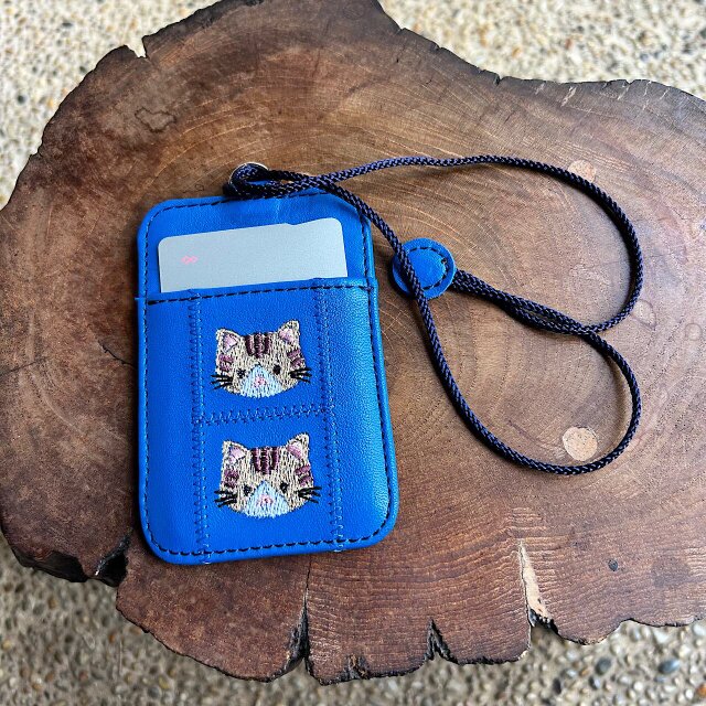 両面パスケース 2枚用 （ドジャーブルーの革に茶トラ猫の刺繡）03005-22