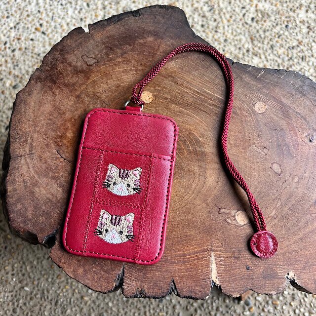 両面パスケース 2枚用 （ワインレッドの革に茶トラ猫の刺繡）03005-23