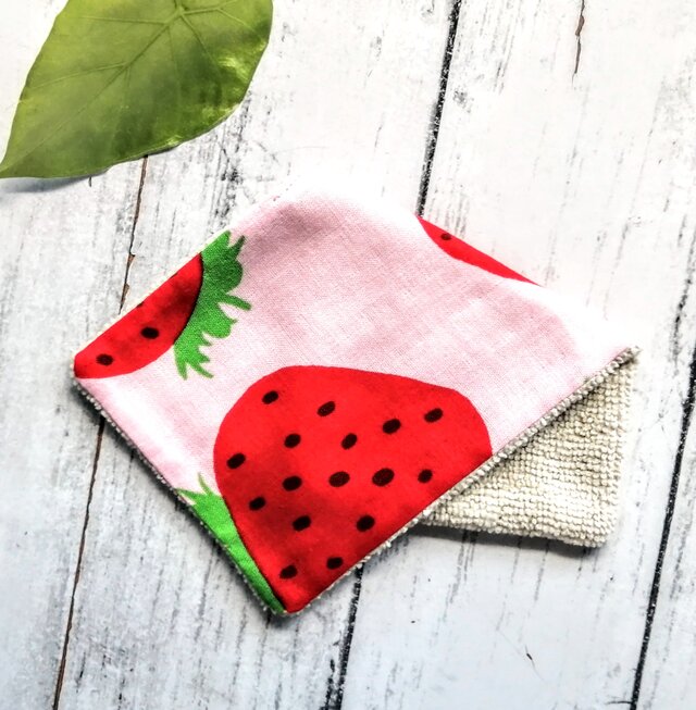 いちご柄　ハーフハンカチ　ガーゼハンカチ　ハンカチタオル　ピンク　ダブルガーゼ　マイクロファイバー　名入れ