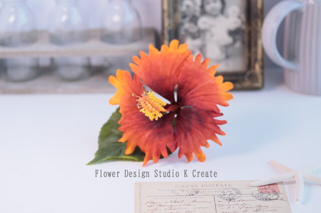 シンプルな茜色のハイビスカスの髪飾り オレンジレッド フラガール