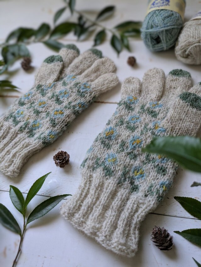 緑の指先〜水色の花の編み込み５本指手袋