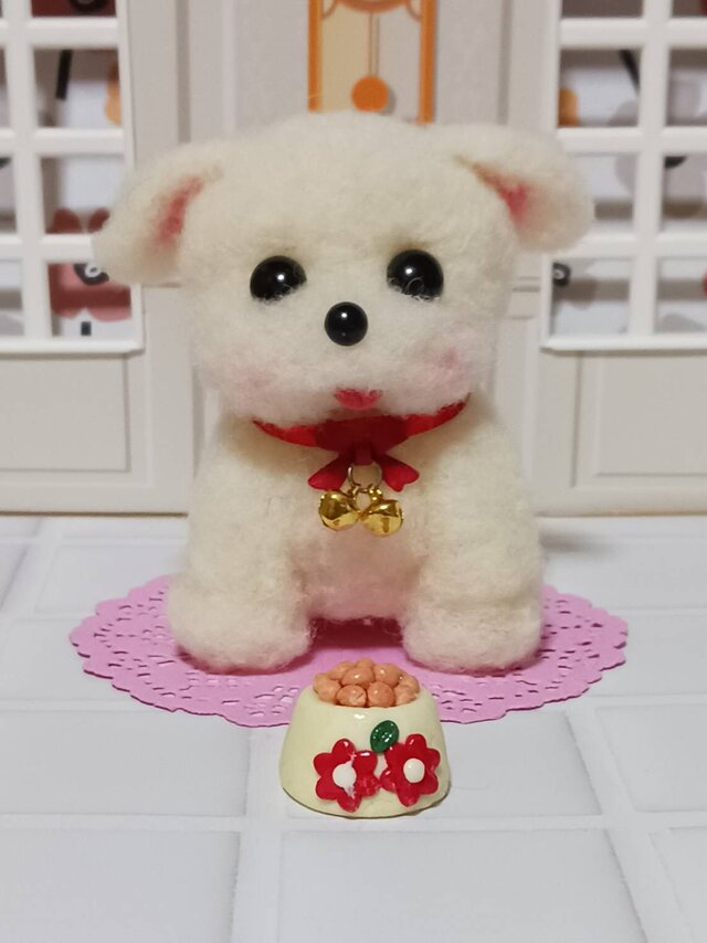 羊毛フェルト 白い耳たれ可愛いわんちゃん 餌付き | iichi 日々の