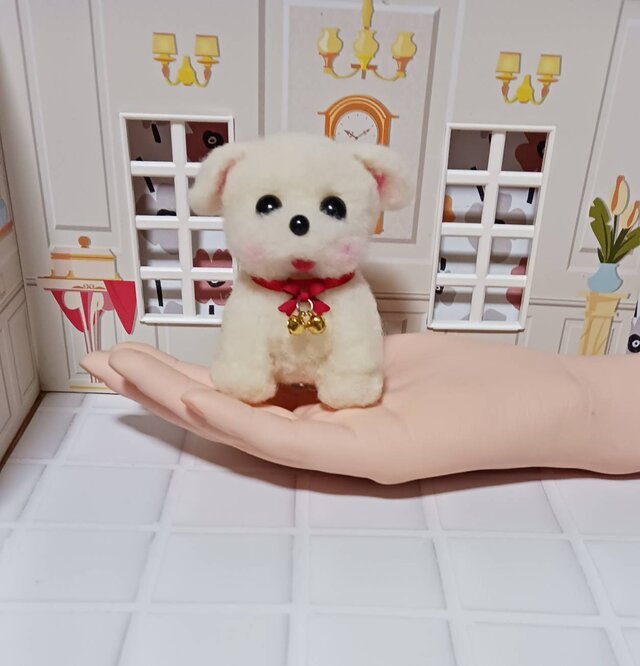 羊毛フェルト 白い耳たれ可愛いわんちゃん 餌付き | iichi 日々の