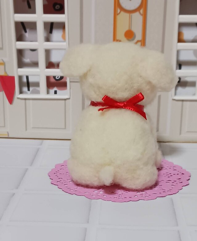 羊毛フェルト 白い耳たれ可愛いわんちゃん 餌付き | iichi 日々の