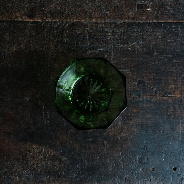 緑で素敵◆八角で素敵。花文硝子小鉢　プレスガラス　昭和レトロ　古道具　古民家　昭和後期【縁に欠け】