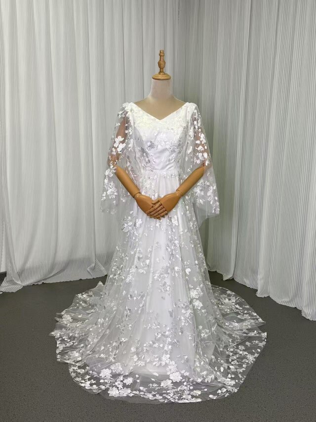 ウェディングドレス Vネック 背中見せ 贅沢な小花総レース 華やかなトレーン ふわふわ袖 結婚式/披露宴