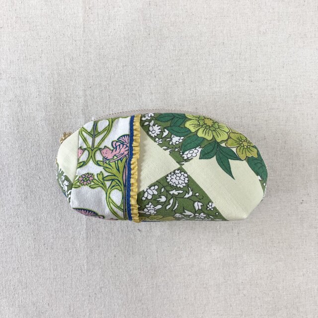 ラウンドファスナーポーチ　レトロな花柄とねこ